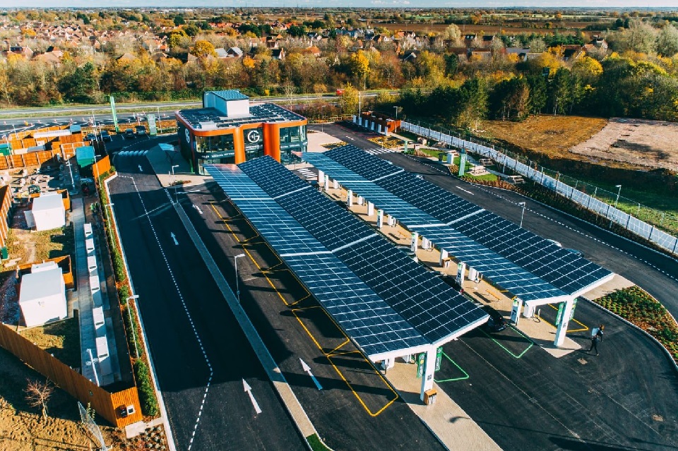 Abre la primera estación de servicio para vehículos eléctricos alimentada con energía solar