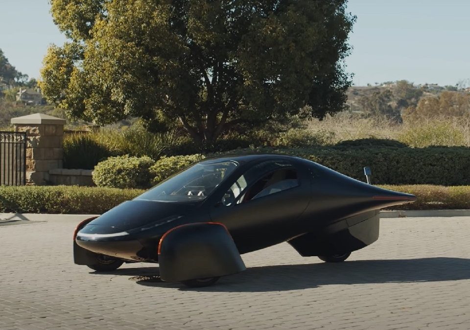 Lanzan auto solar con una autonomía de hasta 1.600 kilómetros