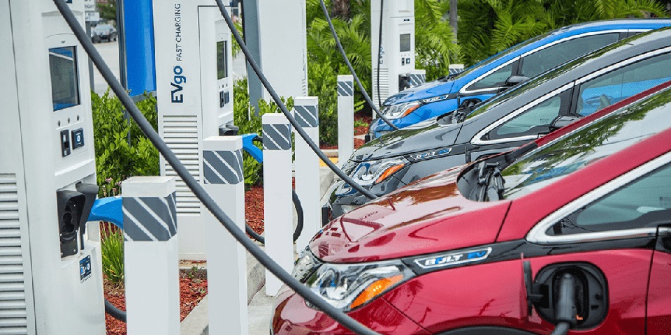 Biden sustituiría por vehículos eléctricos la flota completa de autos federales