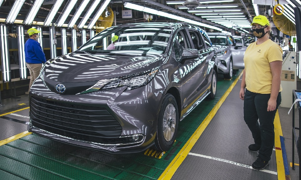 Con un híbrido Toyota alcanza los 30 millones de vehículos producidos en Estados Unidos