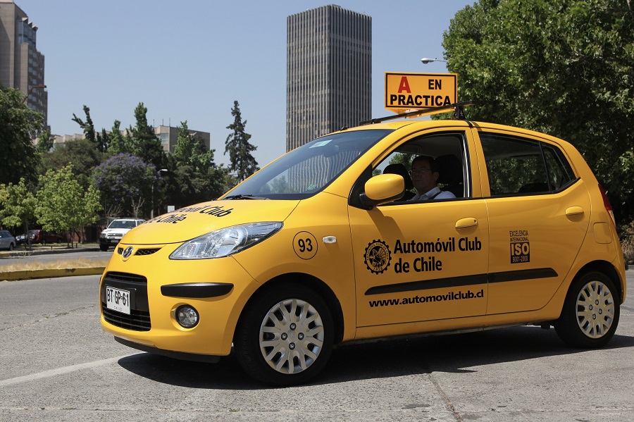 Tras medir las emisiones de sus clases de manejo el Automóvil Club de Chile se compromete a ser carbono neutral