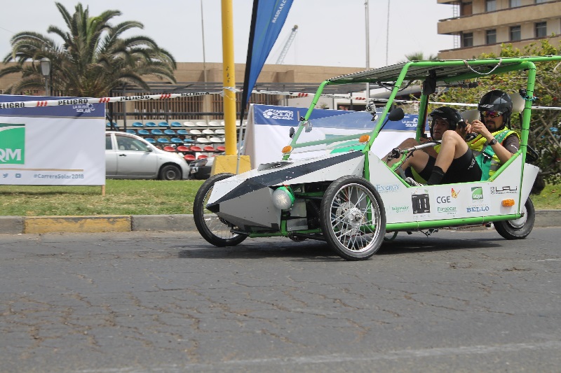 Son chilenos y desarrollan un auto eléctrico de carrera que funciona con energía solar