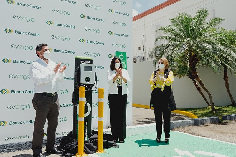 Banco Caribe inaugura en Santiago la segunda estación de carga para vehículos eléctricos