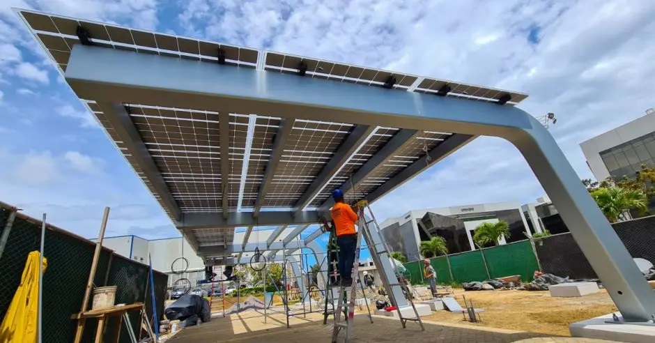 Zona Franca en Heredia instala electrolinera alimentada por paneles solares