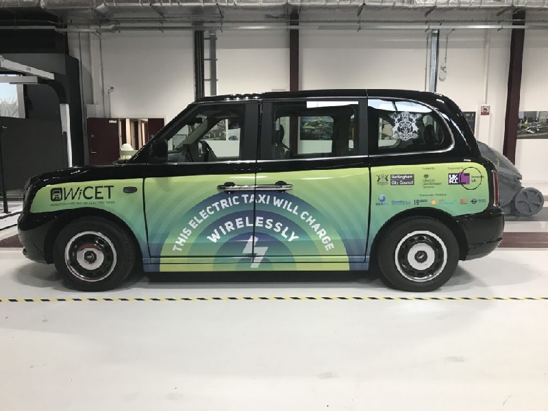 La carga inalámbrica para vehículos eléctricos es una realidad con el piloto de taxis de Reino Unido