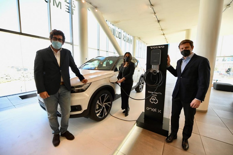 Enel X y Volvo Cars instalarán 100 cargadores públicos para autos eléctricos en Chile