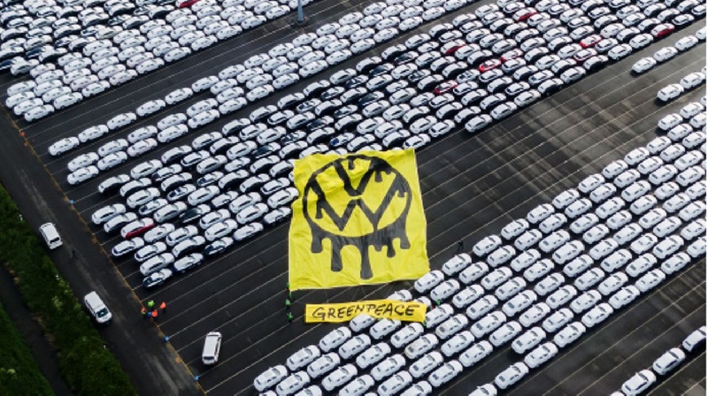 Greenpeace Alemania demanda a Volkswagen por no respetar los límites de emisiones de CO2