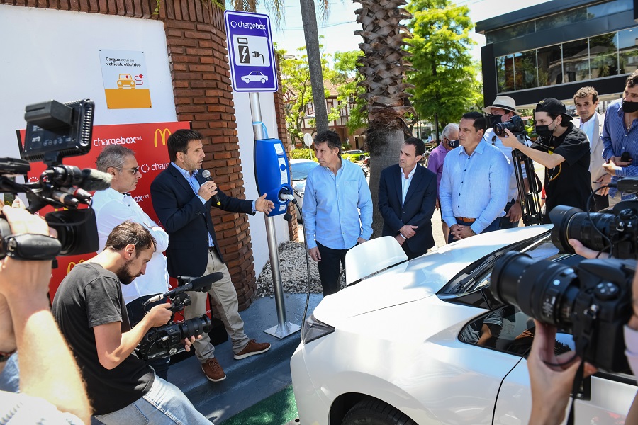 Se inauguró el primer punto de carga para autos electrificados en un McDonald’s de Argentina