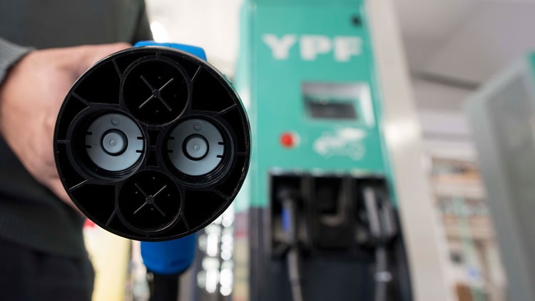 La petrolera YPF instalaría cargadores de vehículos eléctricos cada 150 kilómetros en Argentina