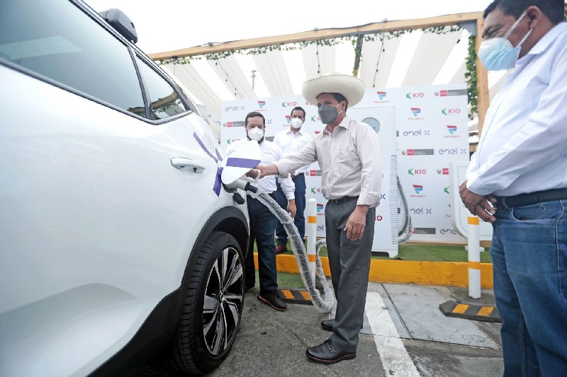Presidente de Perú inauguró la primera estación de carga rápida para vehículos eléctricos en Lurín