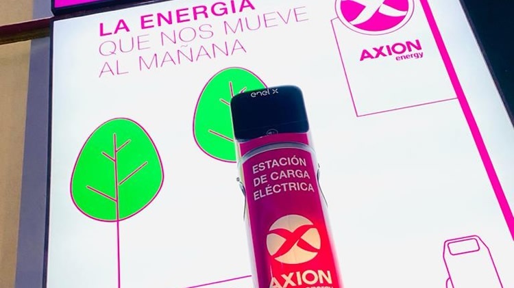 Axion inaugura el primer cargador rápido para autos eléctricos en el centro de Argentina