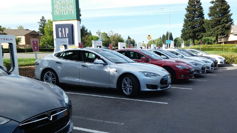 Más de 80 grupos ambientalistas presionan a California por incentivos para autos eléctricos