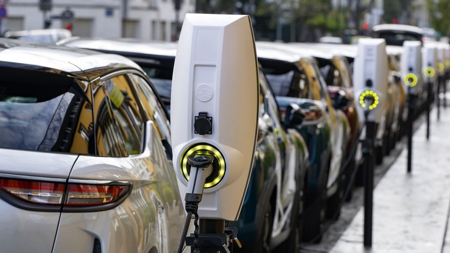 El Gobierno aprueba real decreto para regular servicios de recarga de coches eléctricos
