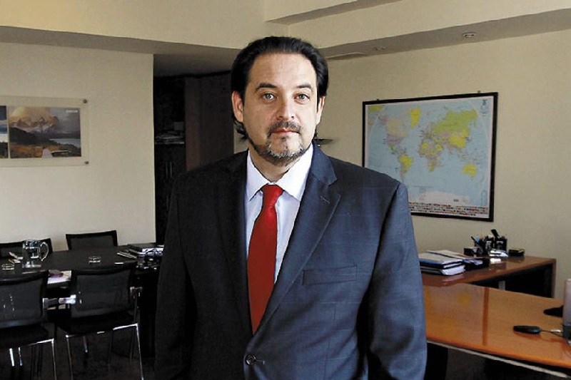 Promotor de la electromovilidad asume como director de la Empresa Nacional del Petróleo de Chile