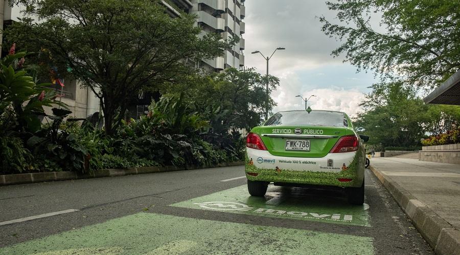 A dos días del cierre: ¿Cómo postularse para uno de los 500 taxis eléctricos de Medellín?