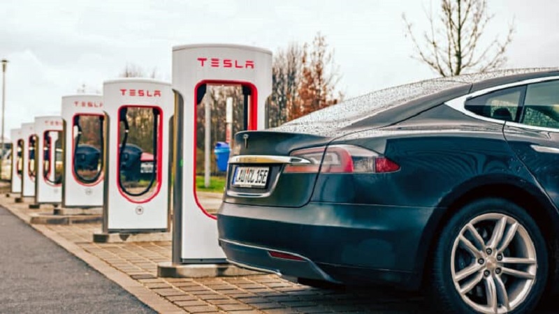 Cargar el coche podría ser más caro: Publican precios de cargos del sistema eléctrico 2023