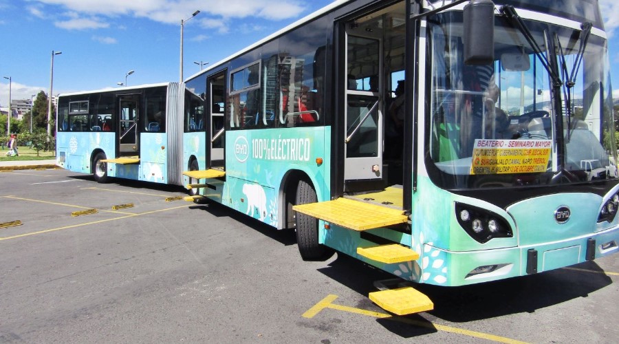 Gobierno planea incorporar 300 buses eléctricos en el casco histórico de Quito