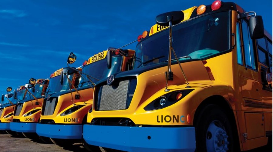 Gobierno conforma sistema de transporte escolar pero «olvida» incluir buses eléctricos en RD