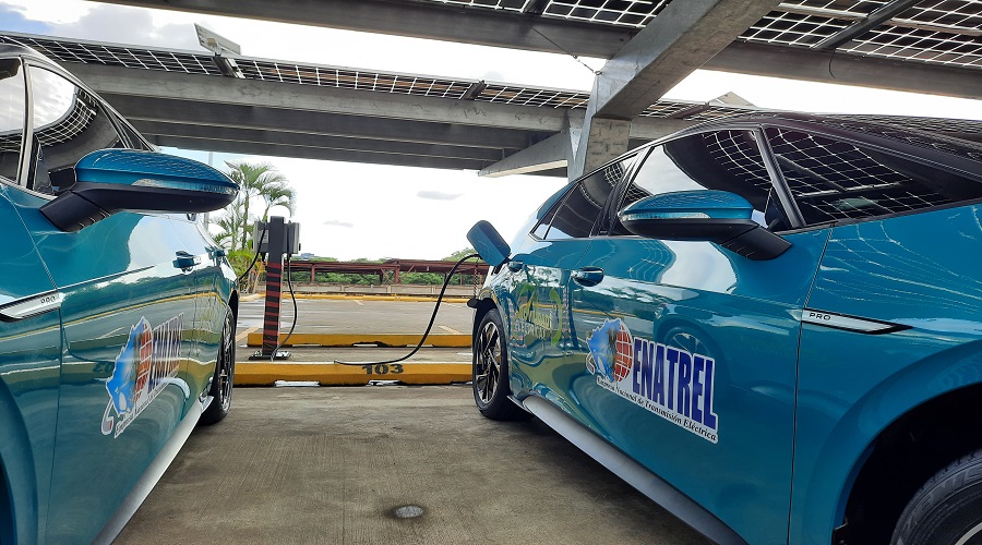 Ministro de Energía anuncia más cargadores públicos y 20 vehículos eléctricos para ENATREL en Nicaragua