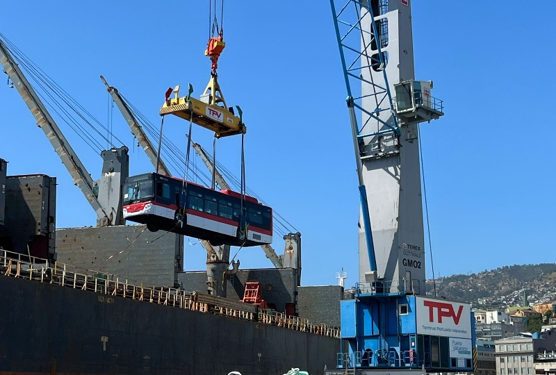 Desembarcan 400 de casi 1000 buses eléctricos adjudicados para Santiago en naves break bulk