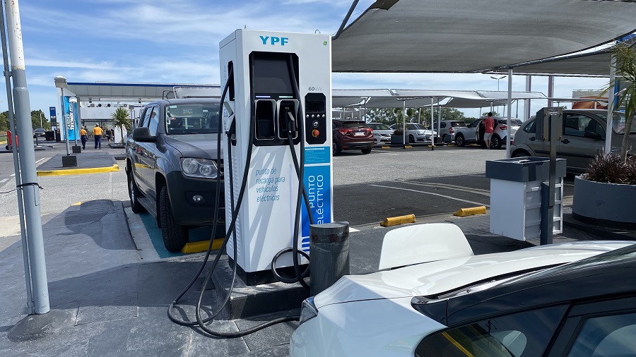 YPF “del futuro” es una realidad: la red de carga para autos eléctricos permite cruzar Argentina