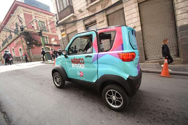 “Médico en tu Casa” visita pacientes en 12 vehículos eléctricos de atención preventiva en Bolivia