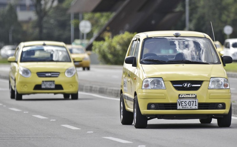 Propietarios de taxis de Bogotá: “Los ingresos no nos alcanzan para comprar un carro eléctrico”