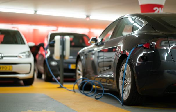 Aena instalará 1.500 puntos de recarga de coches eléctricos en Barajas y El Prat
