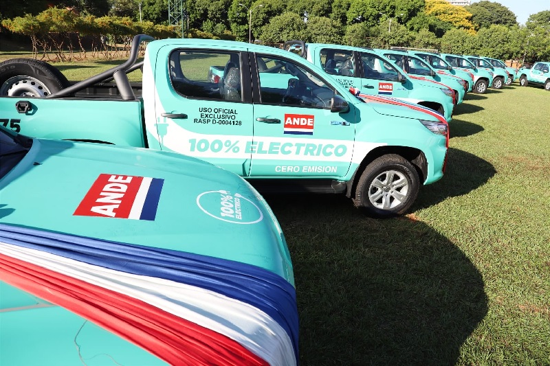 ANDE incorpora 23 camionetas eléctricas a su flota ¿Qué otras acciones planea Paraguay?