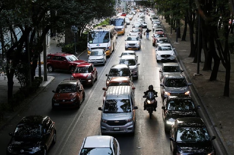 Una vista muestra la cola de autos en el tráfico durante la hora pico en la Ciudad de México, todos ellos a combustión.