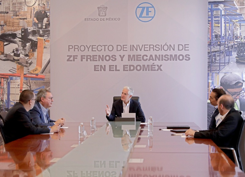 Reunión entre las autoridades y reunión los directivos de ZF Group México, quienes invertirán en la planta.