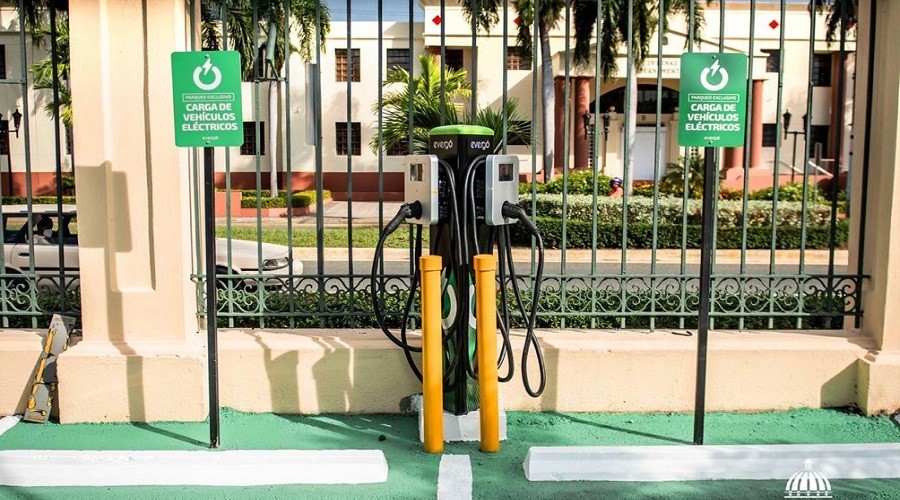 Norma para carga de vehículos eléctricos implementada: Privados ahora sugieren dar un paso más en RD