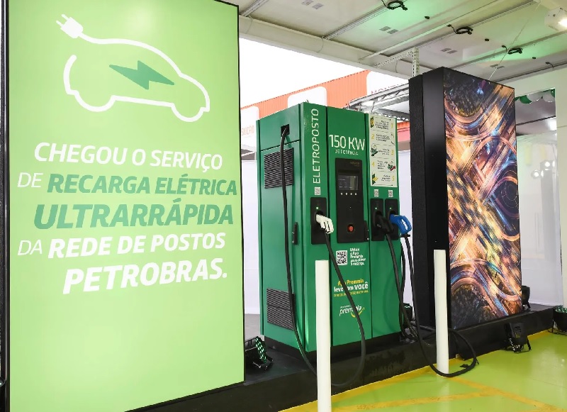 Redes de postos começam a cobrar por recarga de carros elétricos no Brasil