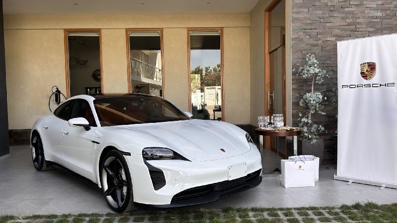 El propietario del Porsche eléctrico en Tacna instaló un cargador doméstico.