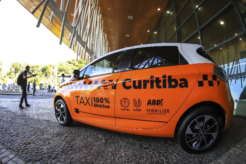 Além de ônibus elétricos, Curitiba vai testar táxis e lança edital para taxistas interessados