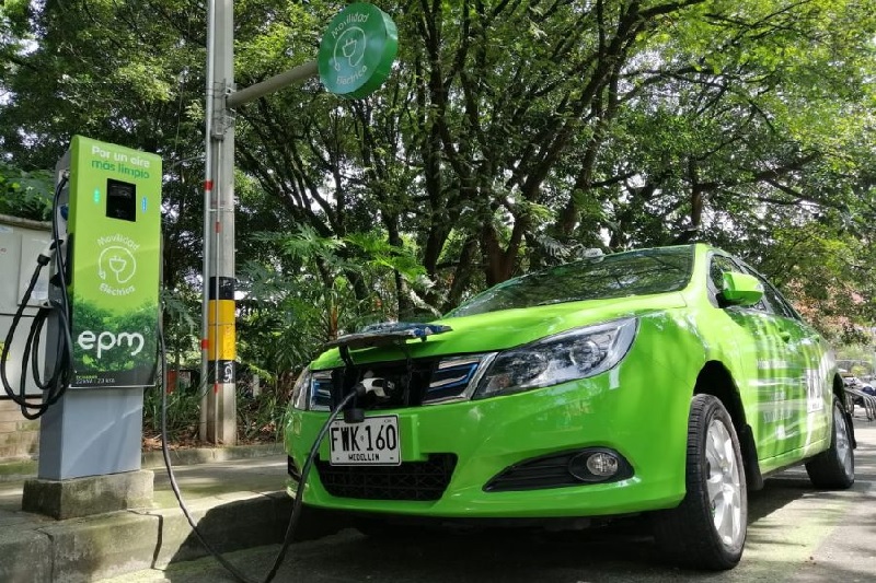 Medellín en espera: Frenado el recambio de taxis eléctricos por falta de disponibilidad de vehículos