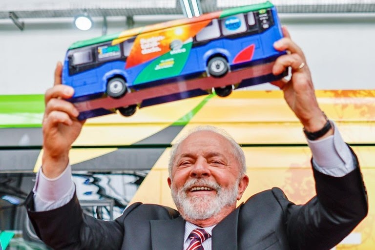 Lula visita sede de Eletra y promete apoyo a flotas de buses eléctricos brasileños