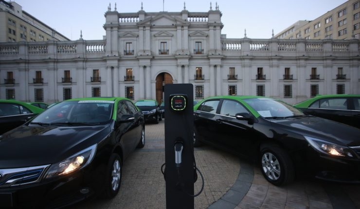 Electrificación de flotas públicas y taxis: AgenciaSE anunciará nuevos concursos en Chile