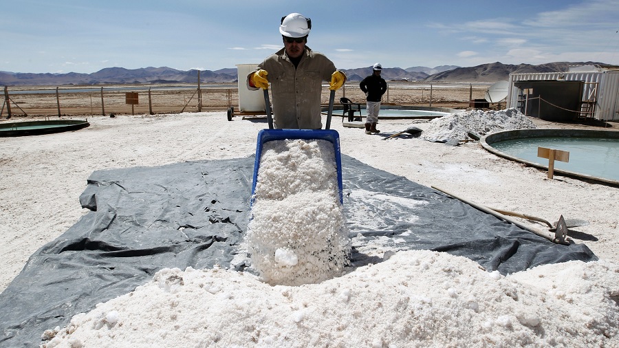 Bolivia apunta a captar USD 9.600 millones en ingresos por carbonato de litio para baterías