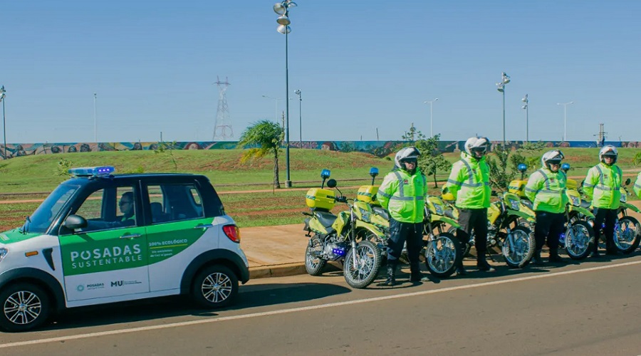 Posadas presenta su nueva línea de motos y autos eléctricos para agentes de tránsito