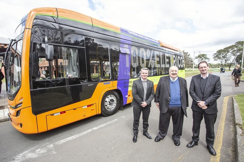Prefeito de Curitiba lança testes com ônibus elétrico da Volvo; empresa terá nova linha produção na CIC