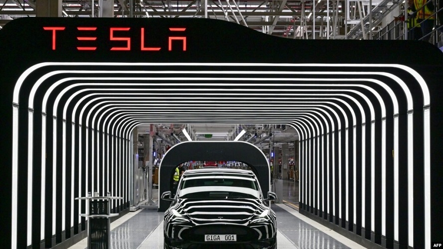 Tesla seguiría “dominando” mercado francés tras instalar su producción en Alemania