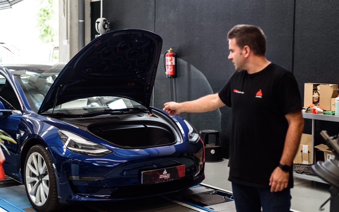 ¿Tesla prioriza enviar “merch” antes que los repuestos de sus coches eléctricos?