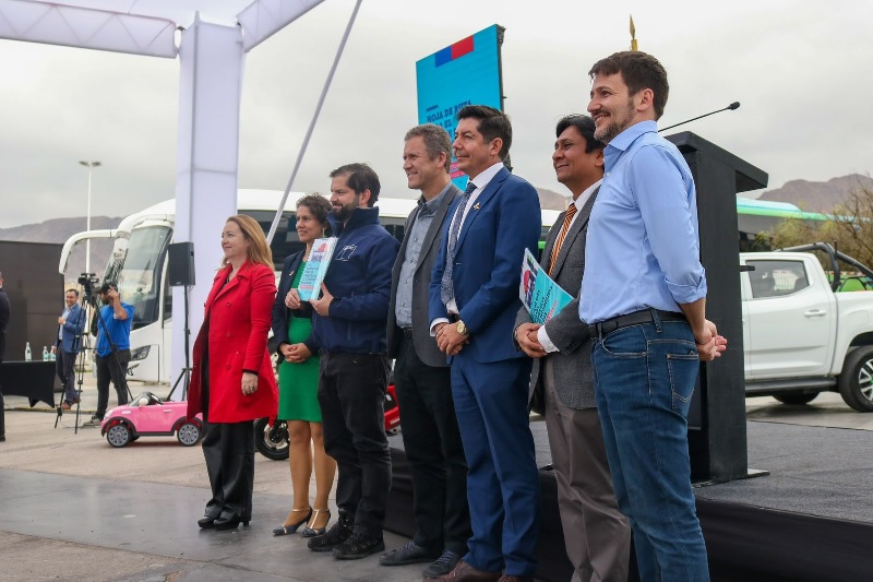 Ministros presentan a Boric hoja de ruta para avance de electromovilidad en Chile