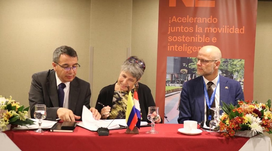 Continúa gira de alianzas: Colombia firma memorando de movilidad sostenible con Países Bajos