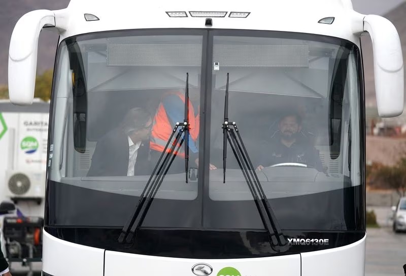Presidente Boric conduciendo bus eléctrico en Antofagasta