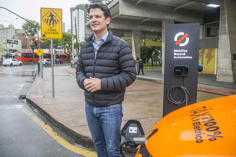 Eduardo Pimentel anuncia rede de recarga de veículos elétricos em Curitiba