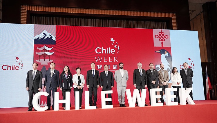 Boric inicia Chile Week China 2023 buscando inversiones en electromovilidad