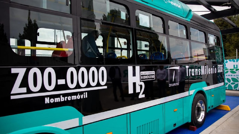 Así como avanzan fuertemente en la incorporación de buses a batería, Santiago y Bogotá probarán bus de hidrógeno en el transporte público