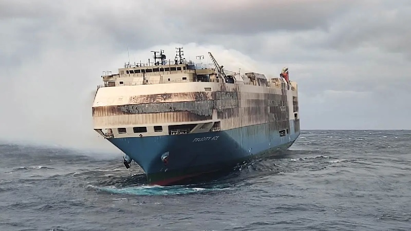 Incendio del buque Felicity Ace que transportaba vehículos eléctricos